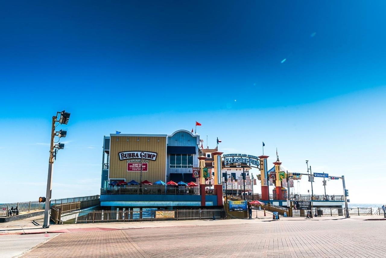 Blue Skies Ahead Quick Walk Into Town And Beach Galveston Exterior photo